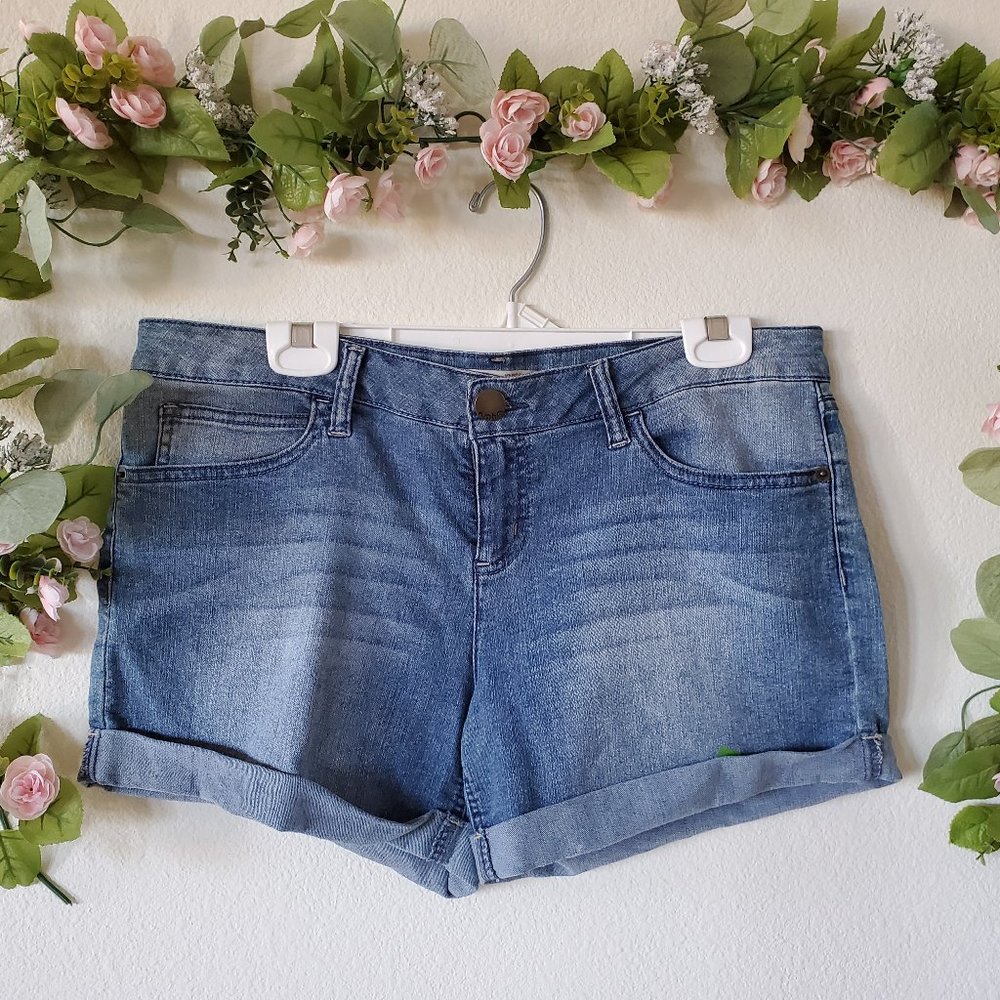 No Boundaries Mid-Rise Cuffed Jean Shorts